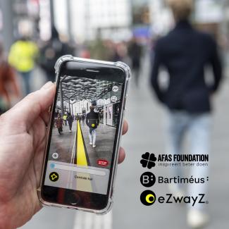 Afbeelding van de eZwayZ app met de partners AFAS Foundation en Bartimeús